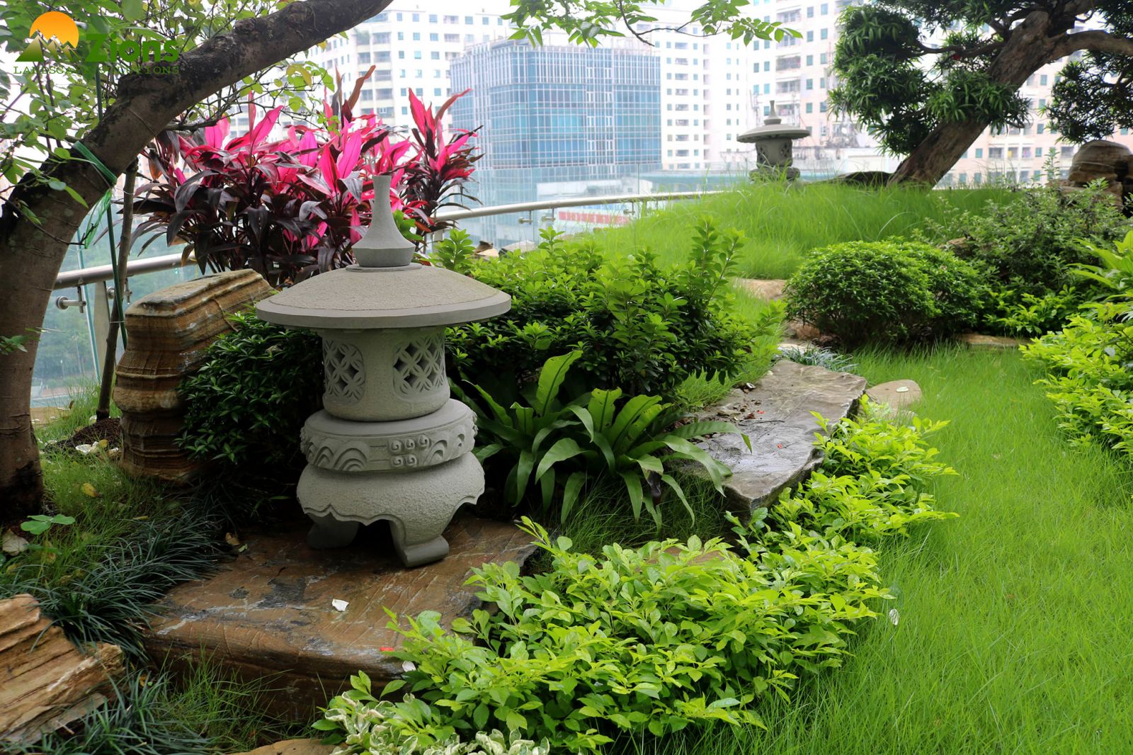 Vườn trên sân thượng mang đến nét xanh tuyệt đẹp cho tòa chung cư